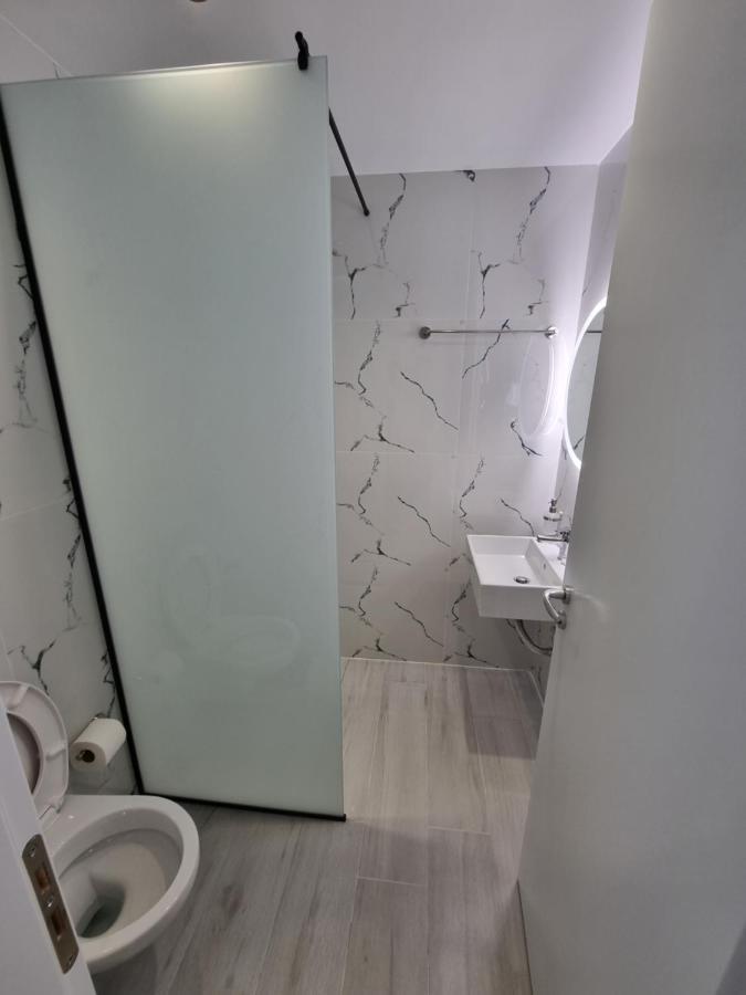 White Villa Permet Bagian luar foto