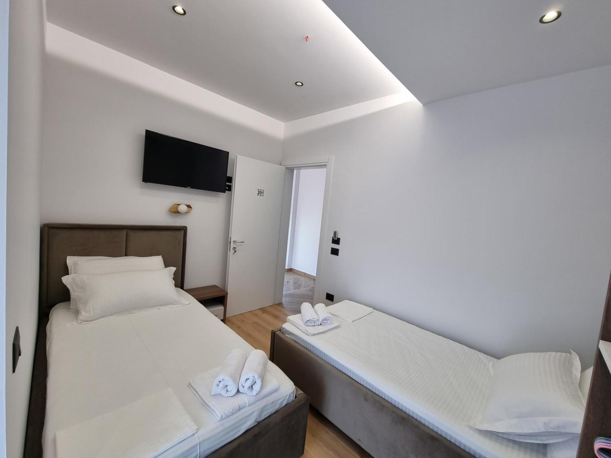 White Villa Permet Bagian luar foto