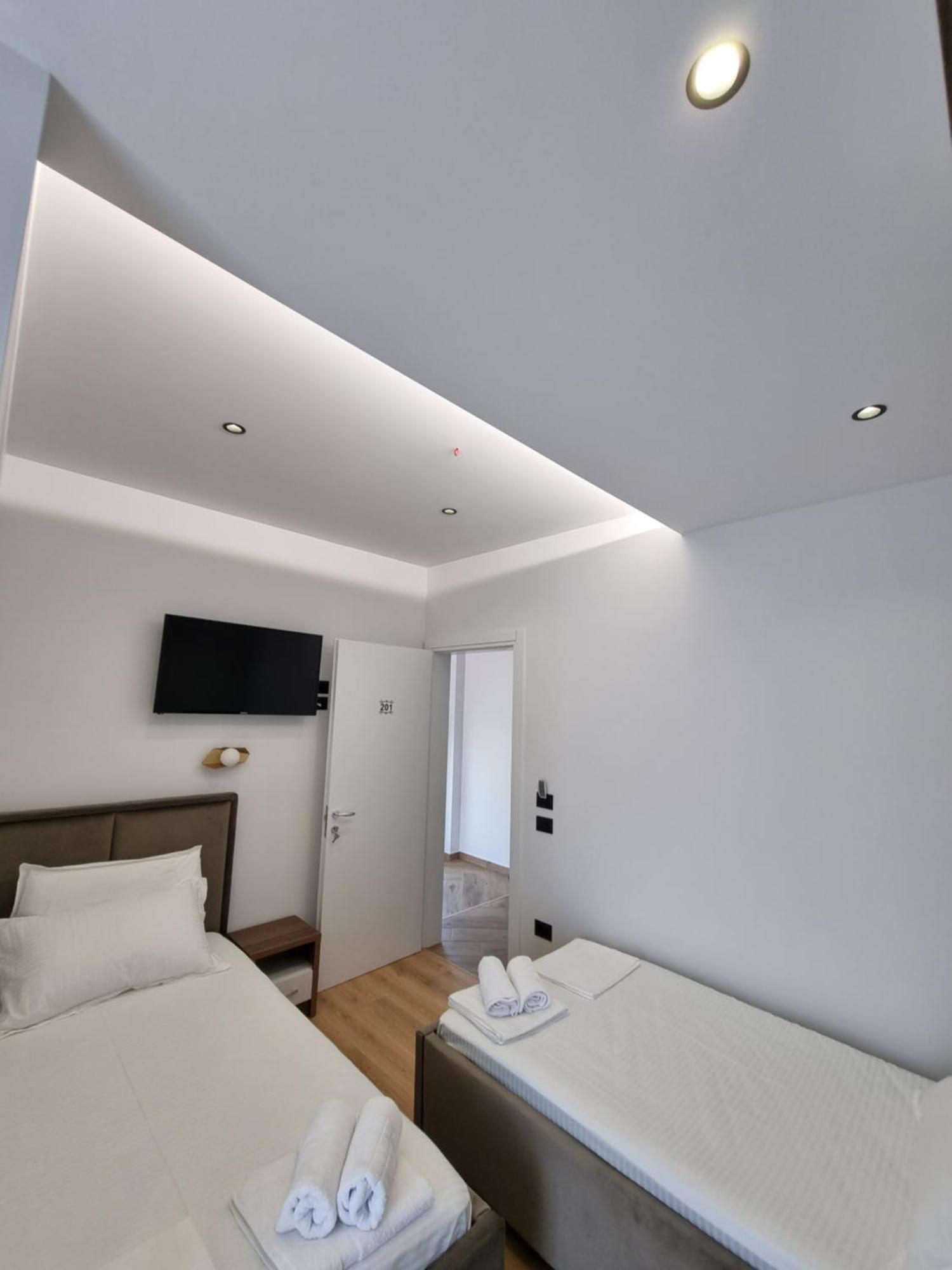 White Villa Permet Bagian luar foto